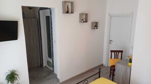 1 slaapkamer, een strijkplank/strijkijzer, wifi, beddengoed