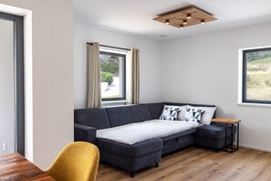 Leilighet – deluxe | Oppholdsområde | Leker og oppvarmet gulv