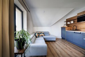 Apartamento superior, vista para a montanha | Área de estar | Brinquedos, pisos aquecidos