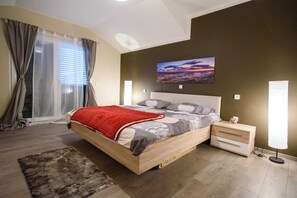 5 bedrooms, iron/ironing board, internet, bed sheets