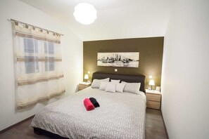 5 chambres, bureau, fer et planche à repasser, accès à Internet