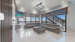 Smart-TV, DVD-spiller og stereoanlegg