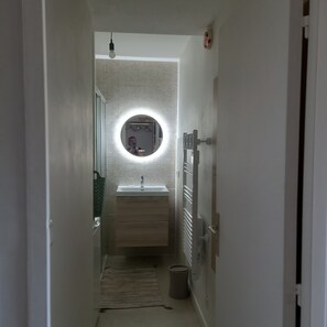 Bathroom - Charming studio for 2 to 3 people, 5-minute walk from the beach. (Saint-Mandrier-sur-Mer)