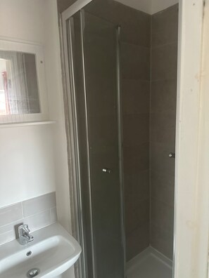 Haartrockner, Handtücher, Seife, Toilettenpapier