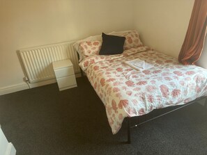 4 bedrooms, iron/ironing board, internet