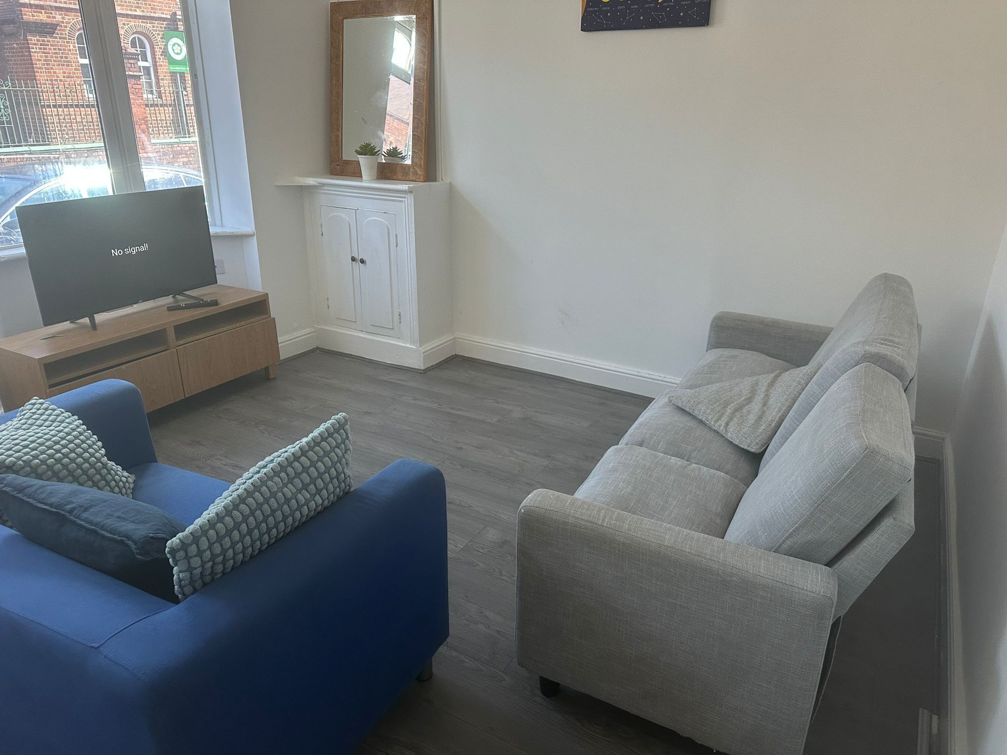 Televisión y chimenea 