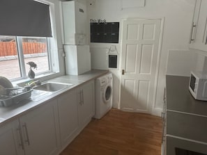 Microondas, horno, placa de cocina