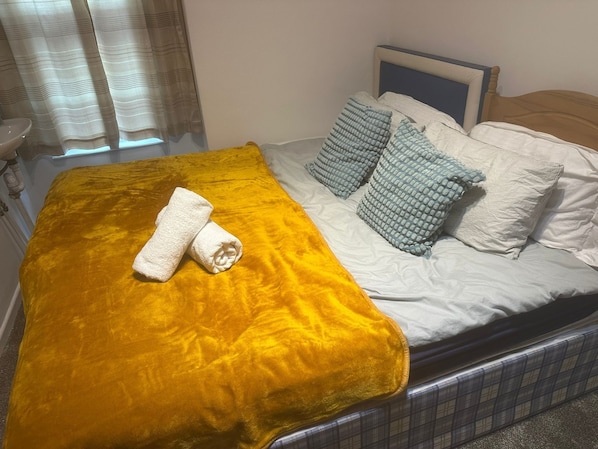 4 habitaciones, tabla de planchar con plancha y acceso a internet
