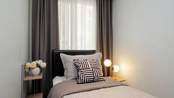 2 bedrooms, iron/ironing board, internet, bed sheets