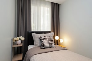 2 bedrooms, iron/ironing board, internet, bed sheets