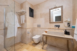 Shower, hair dryer, bidet, towels