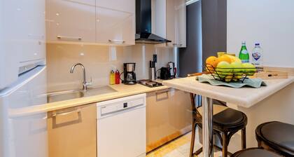 Charming 2-bedroom apartment with elevator in wonderful Istanbul with AC