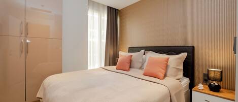 2 dormitoris, planxa i posts de planxar, Internet i roba de llit