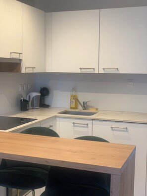 Fridge, microwave, oven, stovetop - Cosy, modern apartment in a central location close to all amenities (Rennes)