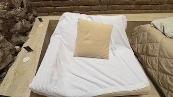 2 bedrooms, internet, bed sheets