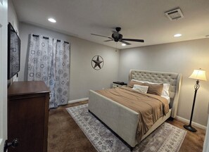 3 bedrooms, iron/ironing board, WiFi, bed sheets - Quiet, Secure 3BR/2BA in Prime Location (Waco)