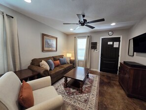 TV - Quiet, Secure 3BR/2BA in Prime Location (Waco)