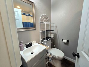 Hair dryer, bidet, towels, soap - Quiet, Secure 3BR/2BA in Prime Location (Waco)