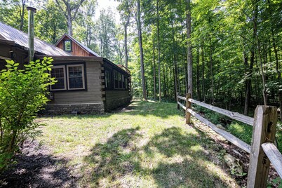 Cozy Cabin Retreat in the Woods-Relax & Unwind