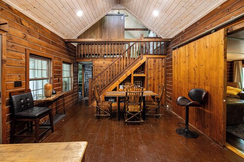 Cozy Cabin Retreat in the Woods-Relax & Unwind