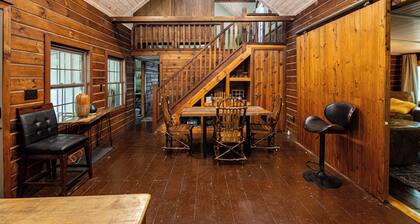 Cozy Cabin Retreat in the Woods-Relax & Unwind