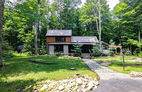 Cozy Cabin Retreat in the Woods-Relax & Unwind