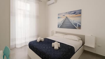 Quarto quádruplo conforto, sacada, vista para a cidade | Escrivaninha, Wi-Fi de cortesia