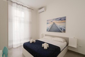 Comfort vierpersoonskamer, balkon, uitzicht op stad | Een bureau, gratis wifi