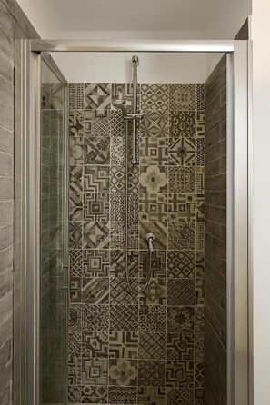 Comfort Quadruple Room, Balcony, City View | Bathroom | Shower, hair dryer, towels, soap - GG-Room S. Giovanni (Naples)