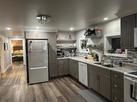 Fridge, microwave, oven, stovetop. Eastern Canada Cozy Stop over
St John River (walking trails)