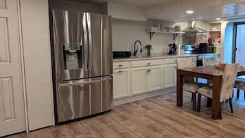 Microondas, horno, parrilla de estufa y lavavajillas