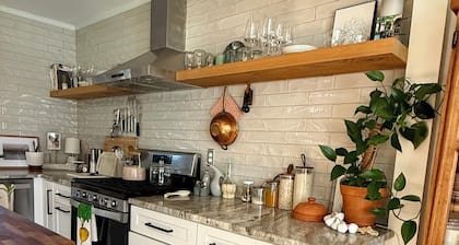 Charming 2-bedroom house in beach community