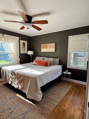 2 bedrooms, free WiFi, bed sheets, wheelchair access - Charming 2-bedroom house in quaint lake community (Sylvan Lake)
