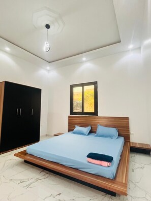 2 bedrooms, WiFi, bed sheets - Authentic stay at Villa Noflaye du Lac Rose! (Deni Biram Ndao)