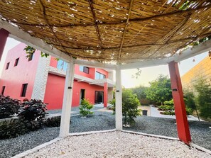 Property grounds - Authentic stay at Villa Noflaye du Lac Rose! (Deni Biram Ndao)