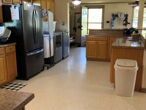 Microwave, oven, stovetop - Peaceful 3-bedroom house in the country with stocked pond (Midville)