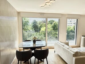 TV - Marvelous 2-bedroom apartment at the gates of Paris close to Porte de Versailles (Malakoff)