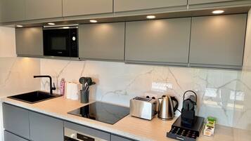 Micro-ondes, four, plaque de cuisson, lave-vaisselle