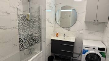 SĂšche-cheveux, serviettes fournies, savon, papier toilette