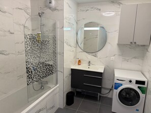 Sèche-cheveux, serviettes fournies, savon, papier toilette