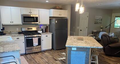 Cozy Farm House 2-bedroom house with AC in Saint Joe