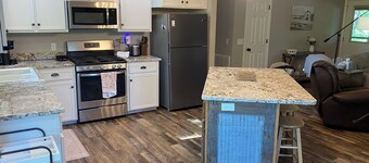 Cozy Farm House 2-bedroom house with AC in Saint Joe