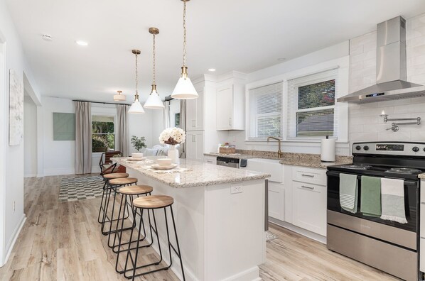 Micro-ondes, four, plaque de cuisson, lave-vaisselle