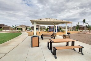 Outdoor dining - Spacious 4 Bdrm 3 Bath house in the quiet Saguaro Bloom community (Marana)