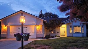 Una casa con garaje, un porche delantero y un colgador de luces.