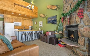 TV, fireplace - Cozy Granby Loft near Winter Park and RMNP (Granby)