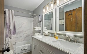 Dusche, Haartrockner, Handtücher, Seife