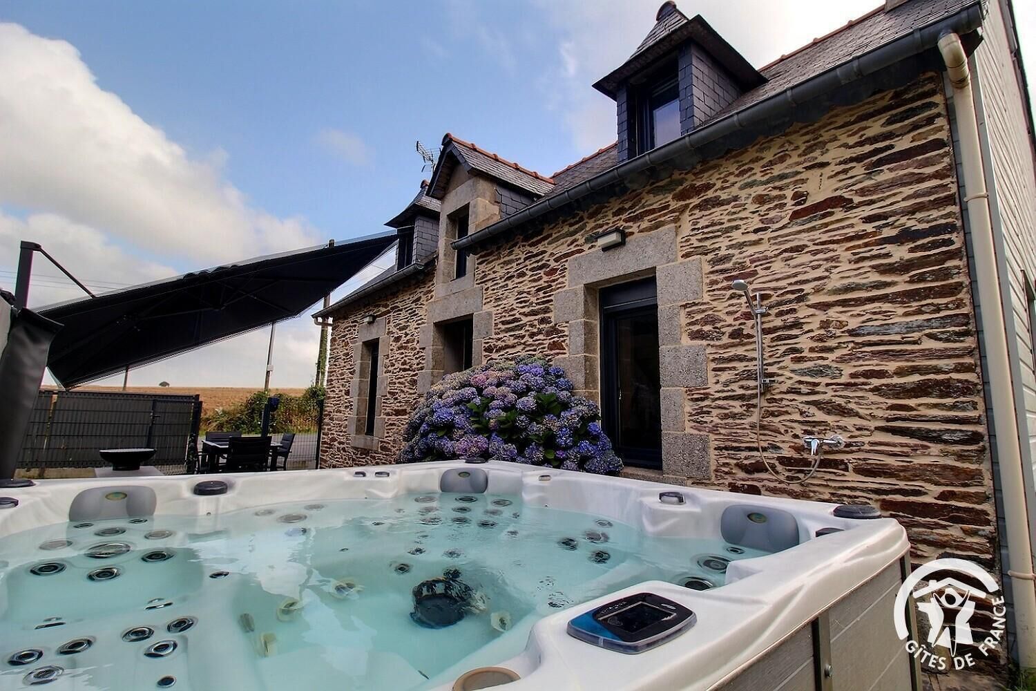 Outdoor spa tub