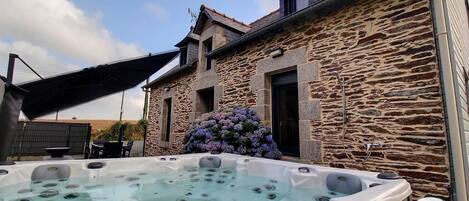 Outdoor spa tub