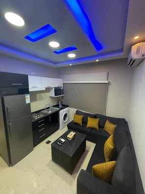 Apartment, 1 Bedroom, Accessible, Smoking | Living room